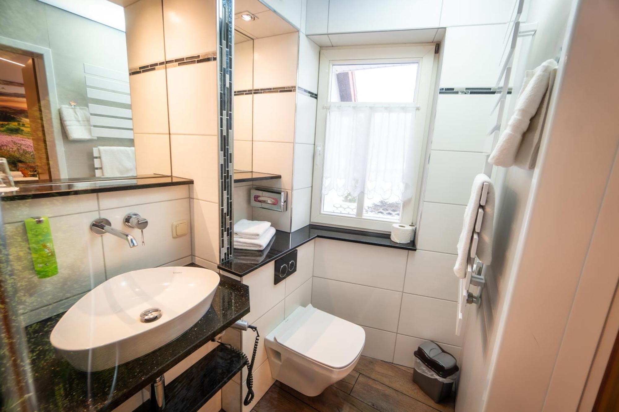 Landhotel Zur Gruenen Kutte Bernshausen Ngoại thất bức ảnh